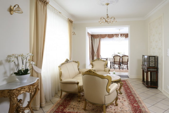 vitt vardagsrum i klassisk stil