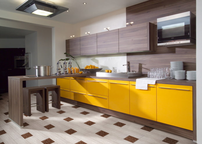 interno cucina marrone con accenti luminosi