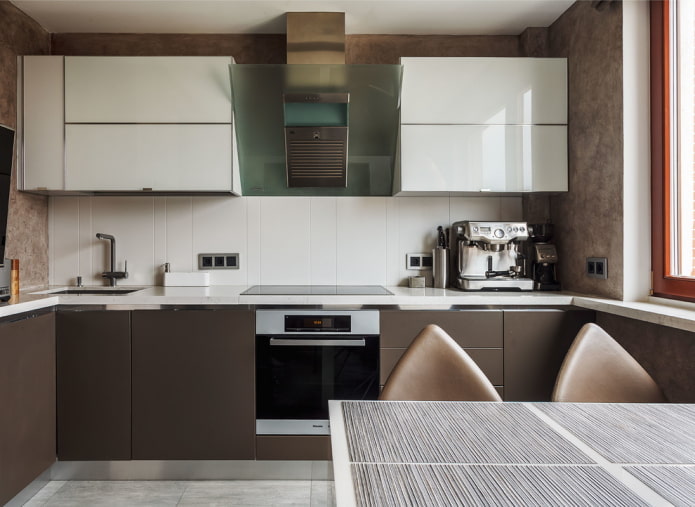 Muebles y electrodomésticos en el interior de la cocina en tonos marrones.