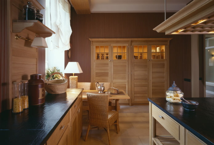 møbler og apparater på innsiden av kjøkkenet i brune toner