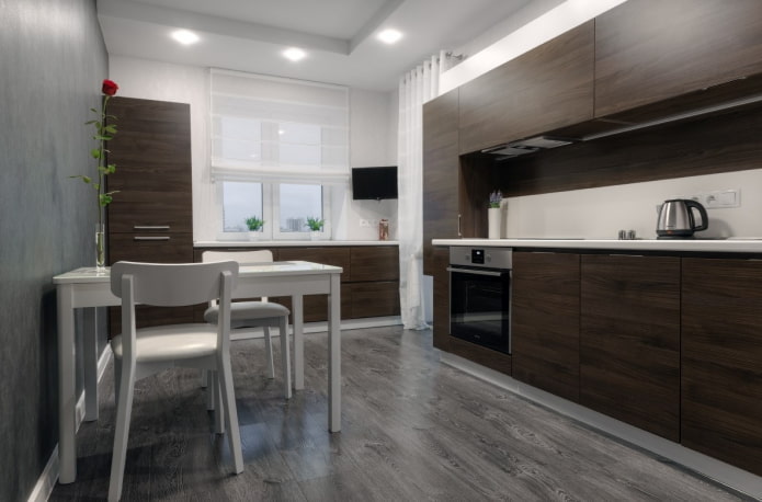 rudas ir baltas virtuvės interjeras