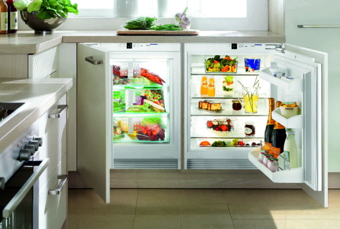 jääkaappi työtason alla keittiön sisustuksessa