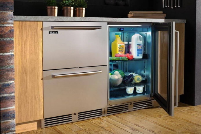 lednička pod pracovní deskou v interiéru kuchyně