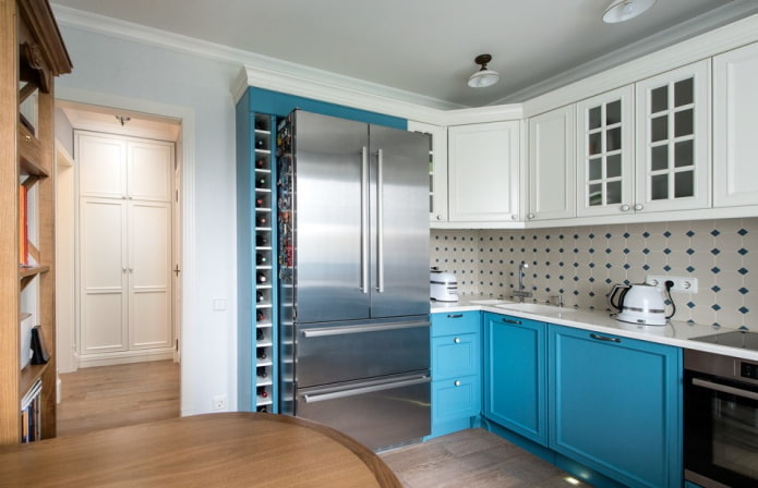 хладилник в интериора на малка кухня