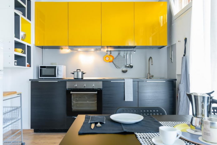 nội thất nhà bếp màu đen và màu vàng