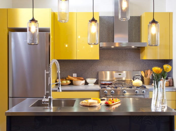 žlutý a šedý interiér kuchyně