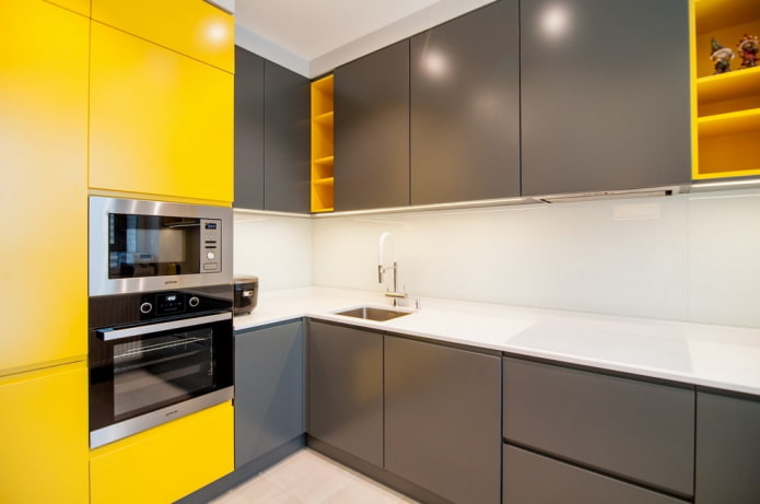 interiorul bucătăriei galbene și gri