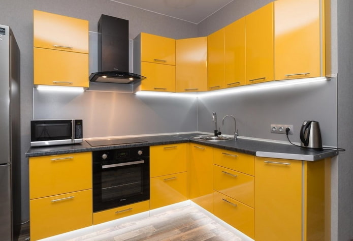 κίτρινο και γκρίζο εσωτερικό της κουζίνας