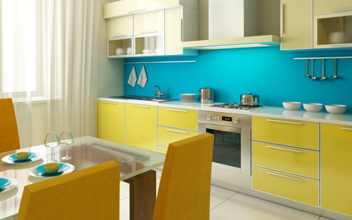 การตกแต่งภายในห้องครัวสีเหลืองและสีน้ำเงิน