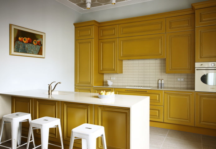 interior galben bucătărie