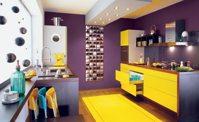 geltonos ir violetinės spalvos virtuvės interjeras