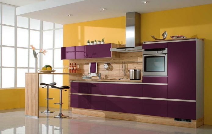 dzeltenā un purpursarkanā virtuves interjers