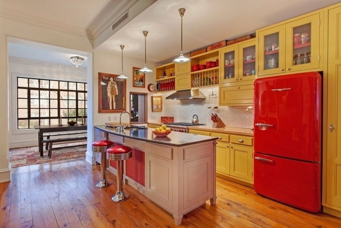 interno cucina giallo e rosso