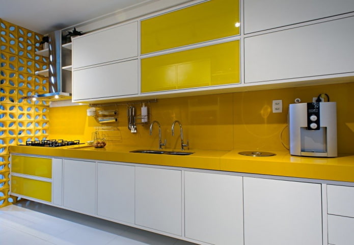 gult og hvitt kjøkkeninnredning