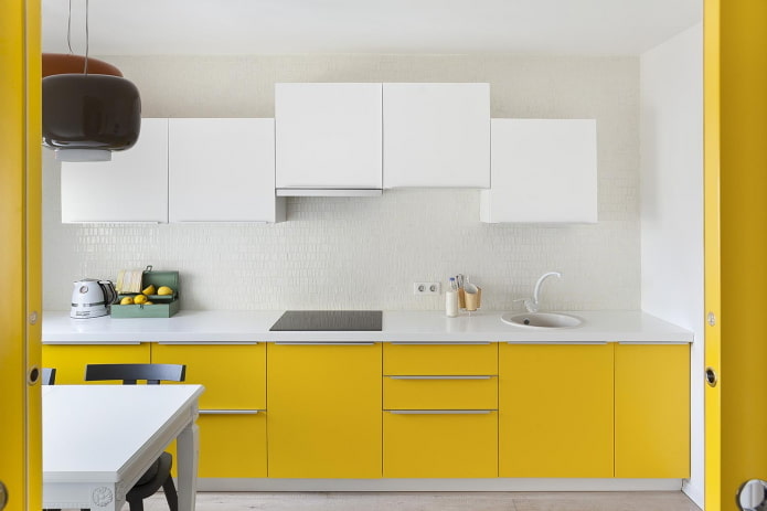 galben și alb interior bucătărie