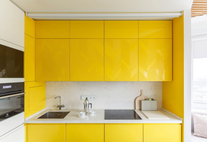 keltainen ja valkoinen keittiön sisustus