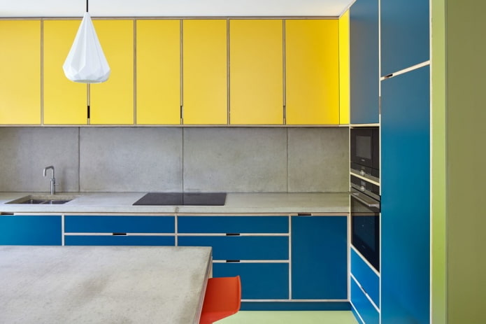 interior galben-albastru bucătărie