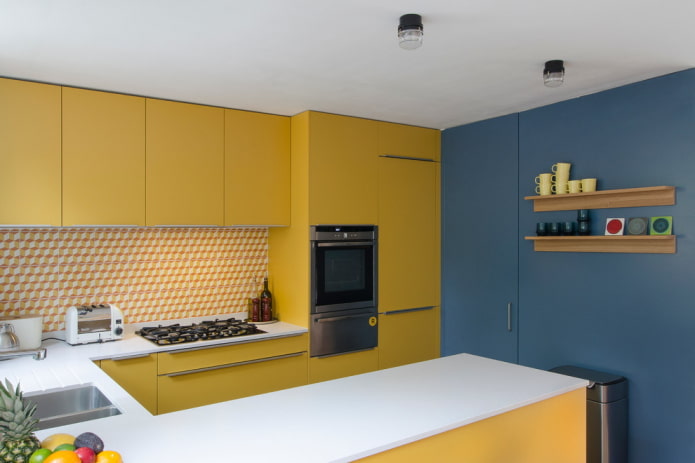 dzelteni zils virtuves interjers