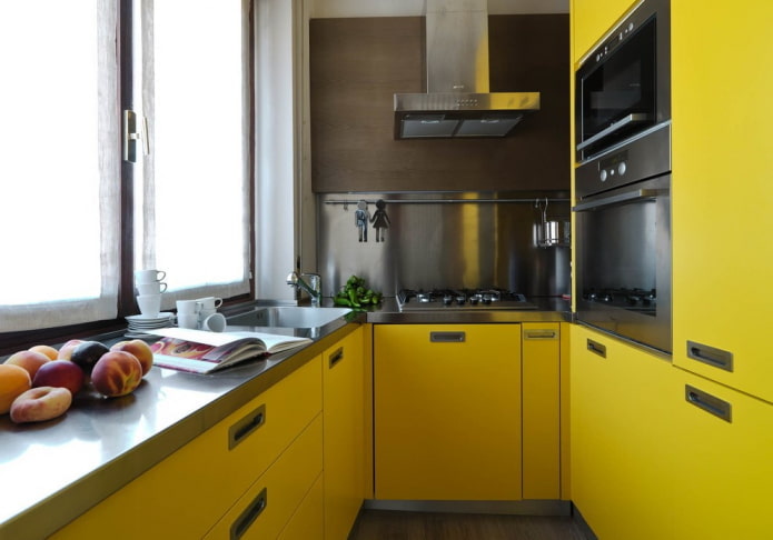 møbler og apparater i det indre af køkkenet i gule toner
