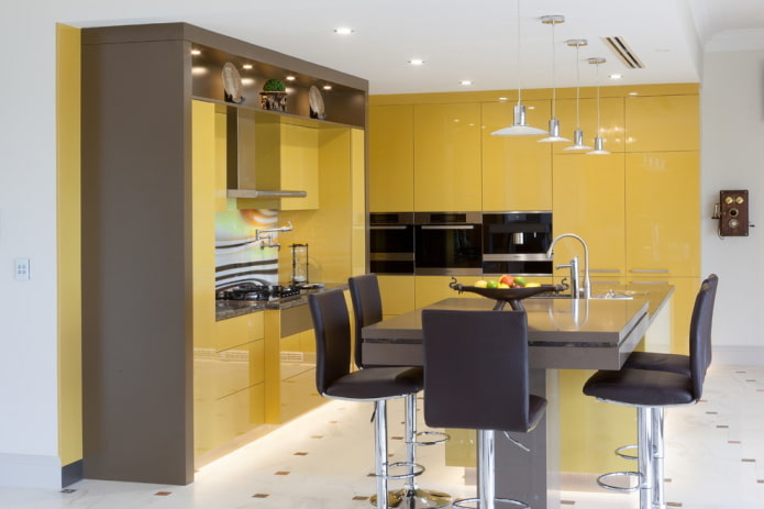 mobili ed elettrodomestici all'interno della cucina nei toni del giallo