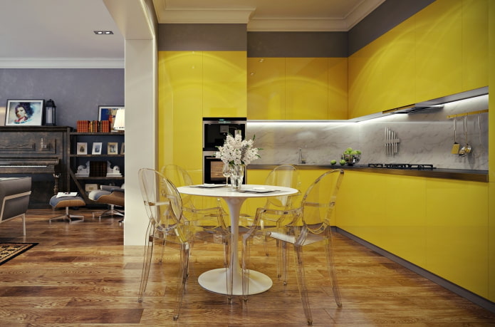 nábytok a spotrebiče v interiéri kuchyne v žltých odtieňoch