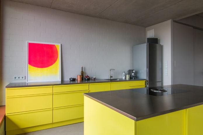 dzeltens un pelēks virtuves interjers
