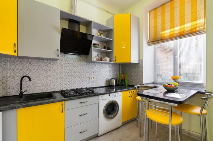 geltonos spalvos užuolaidos virtuvės interjere