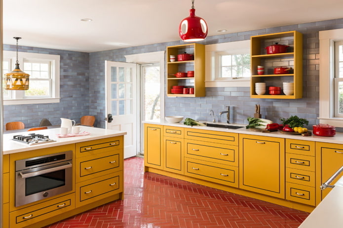 žluté a červené interiér kuchyně