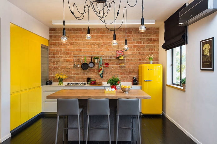 aksen kuning di pedalaman dapur