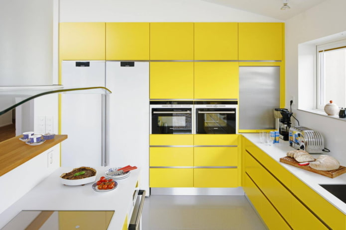 gult kjøkken i en moderne stil