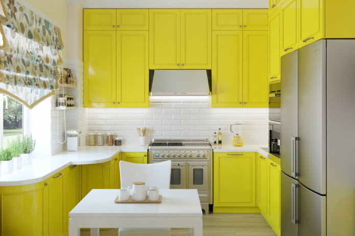 függönyök a konyha belső részén, sárga színekben