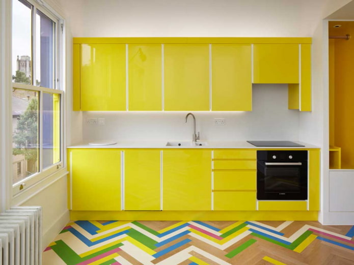 interior de cocina amarilla