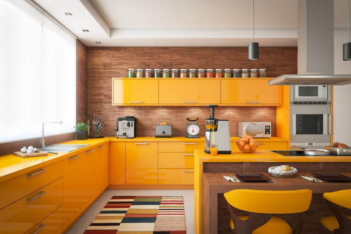 žlutý interiér kuchyně