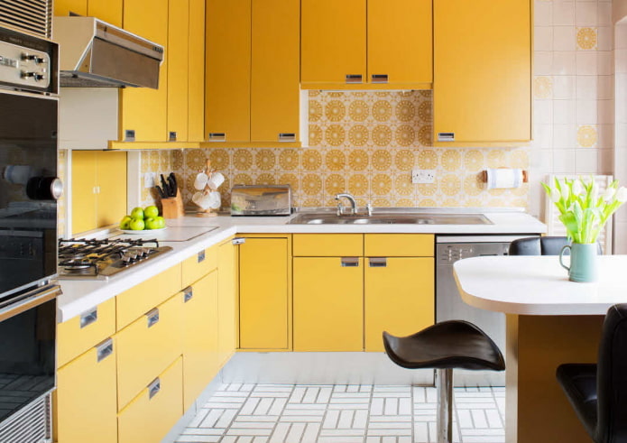 dzeltenā virtuves apdare
