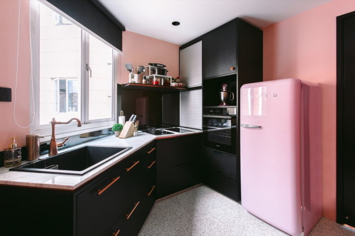 melns un rozā virtuves interjers