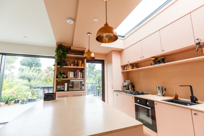 rožinis virtuvės interjeras