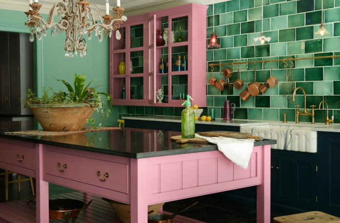 rozā-zaļš virtuves interjers
