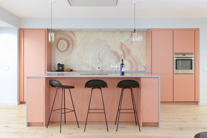 o interior da cozinha nas cores bege e rosa