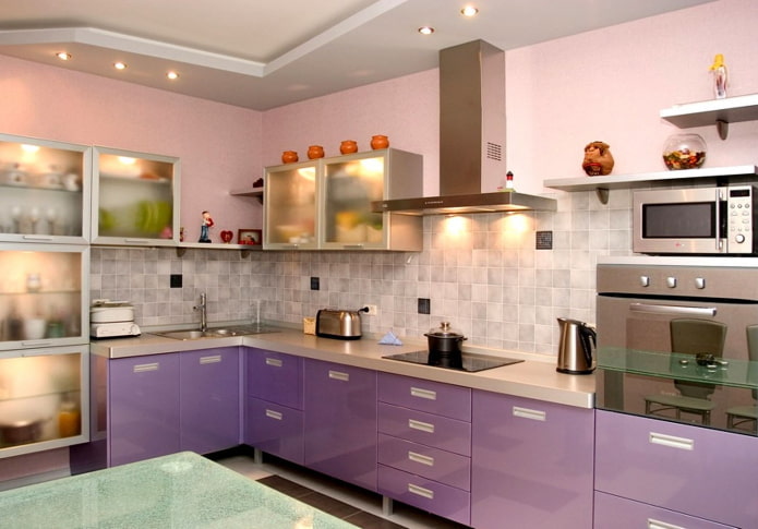 rausvos ir violetinės spalvos virtuvės interjeras