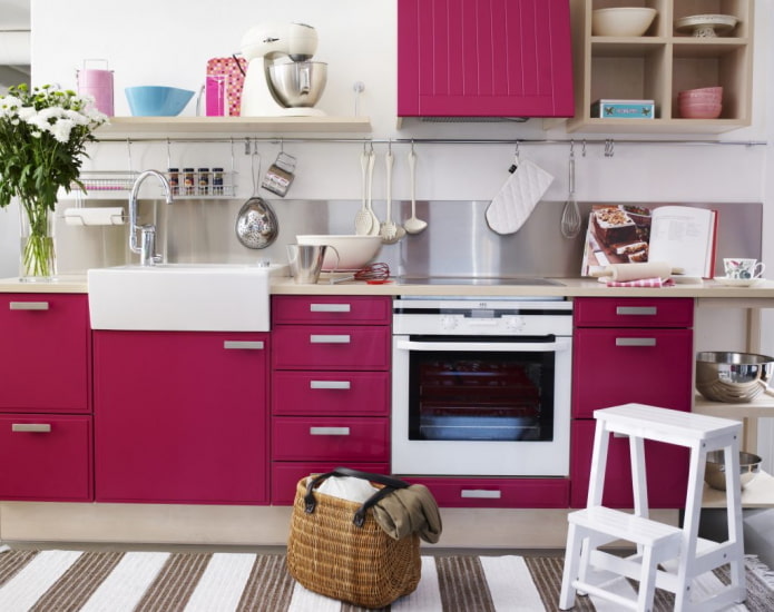 huonekalut ja kodinkoneet keittiön sisustukseen vaaleanpunaisilla väreillä