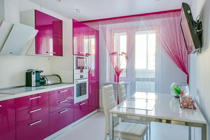 záclony v interiéri kuchyne v ružových farbách