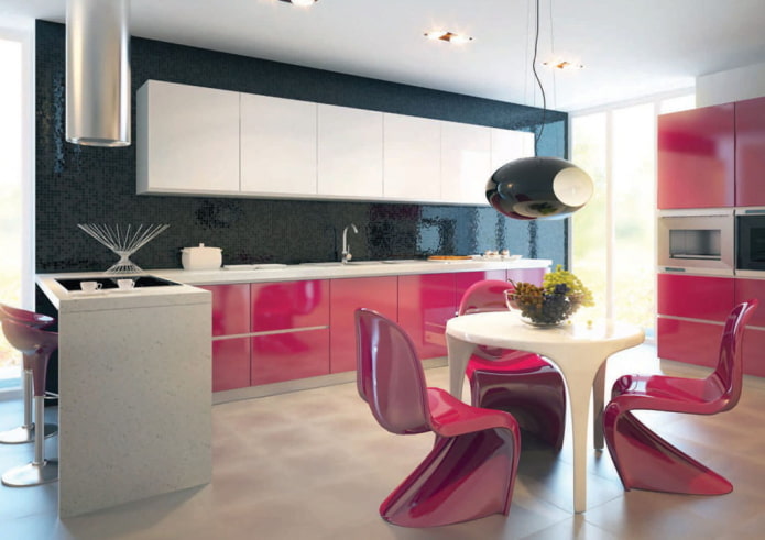 nábytok a spotrebiče v interiéri kuchyne v ružových farbách