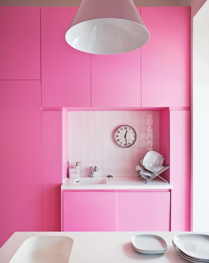 rožinis virtuvės interjeras
