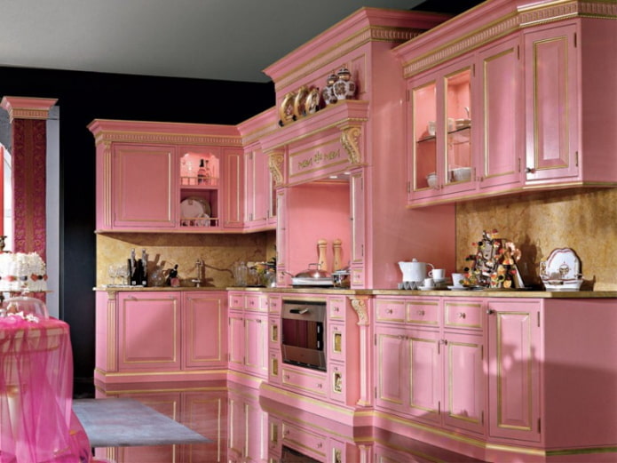 rozā klasiskā stila virtuves interjers