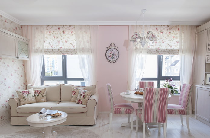 záclony v interiéru kuchyně v růžových barvách
