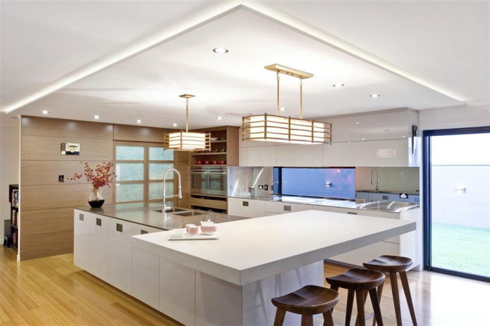 Beleuchtung und Dekor im Innenraum der Küche im japanischen Stil
