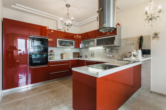 červený kuchyňský interiér