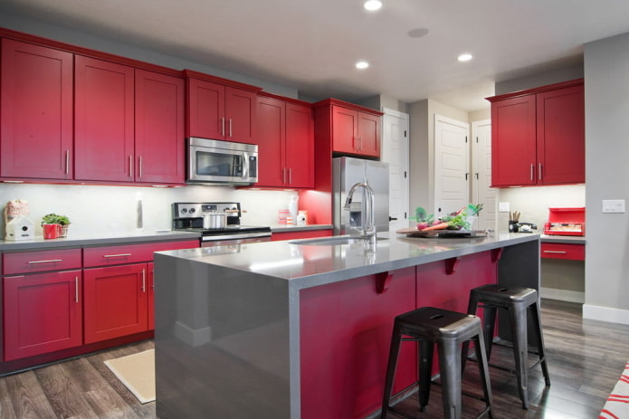 pilkos-raudonos spalvos virtuvės interjeras