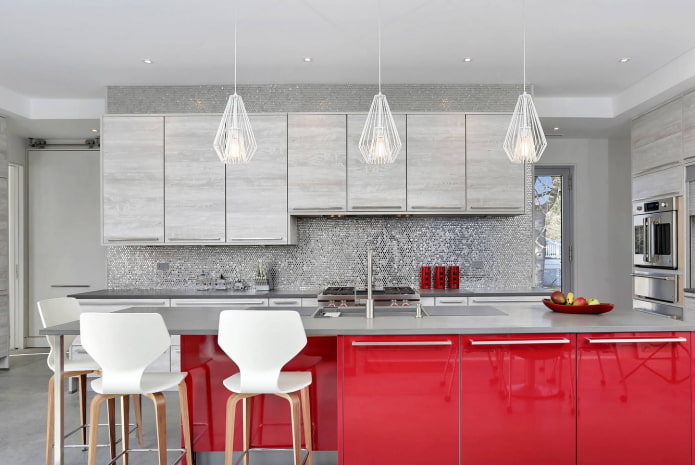 kuhinjski interijer u sivo-crvenim tonovima