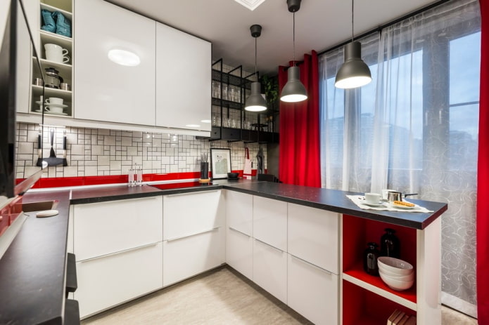 interiér kuchyne s červenými akcentmi